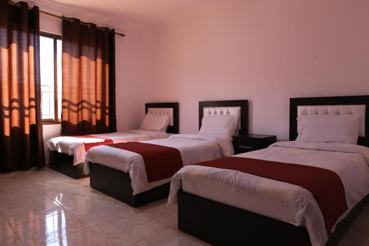 Weekend Hotel Aqaba Bagian luar foto